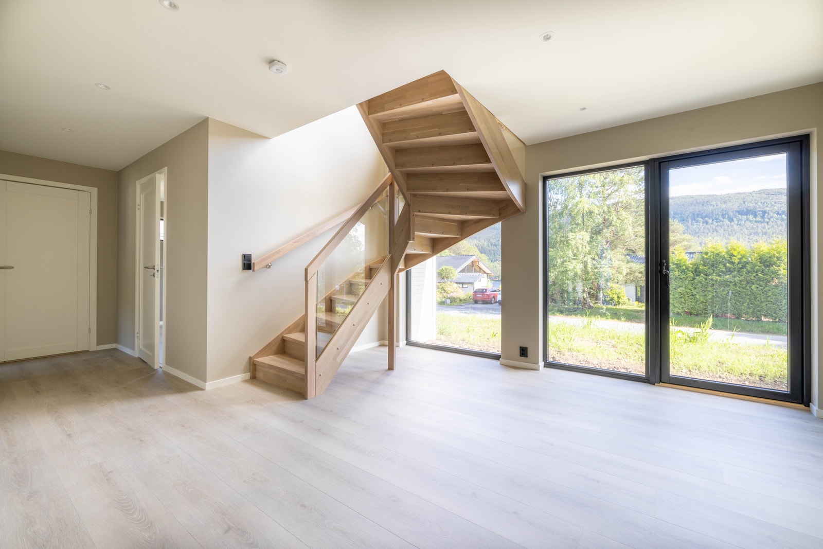 Romsleg hall som også kan nyttast som TV-stue. Galleribilde