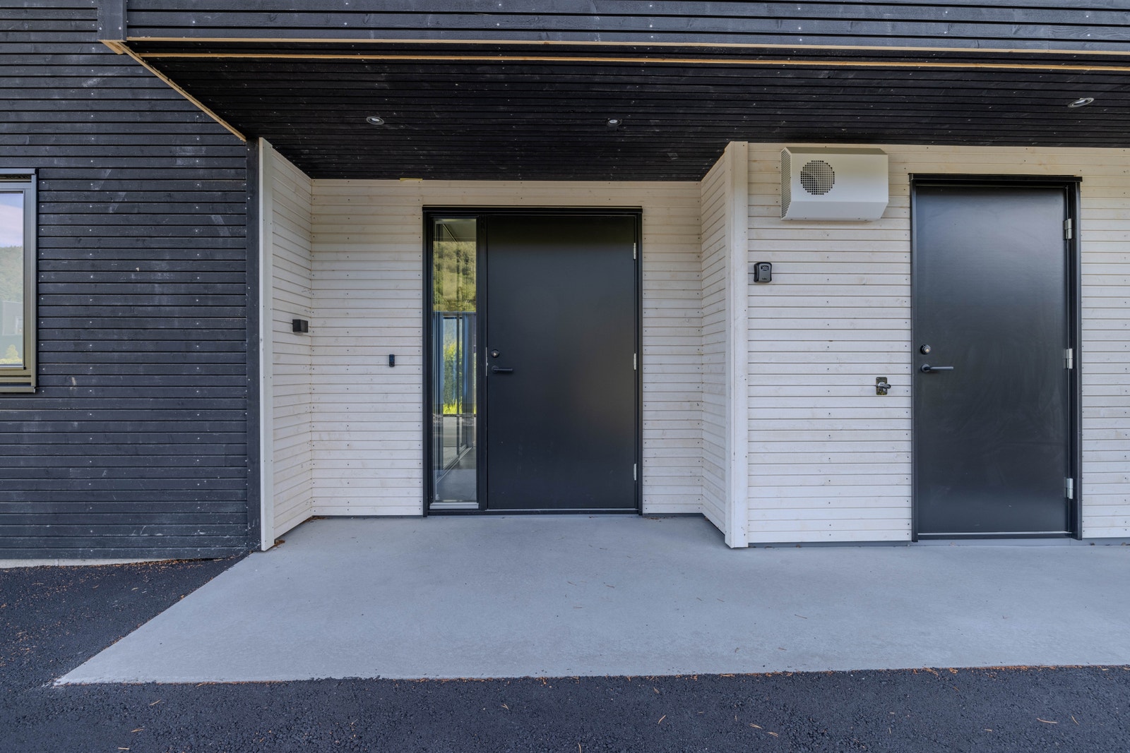 Overbygd inngangsparti med støypt platt og fin ytterdør med sidefelt i glas. Eigen inngang til vaskerom. Galleribilde