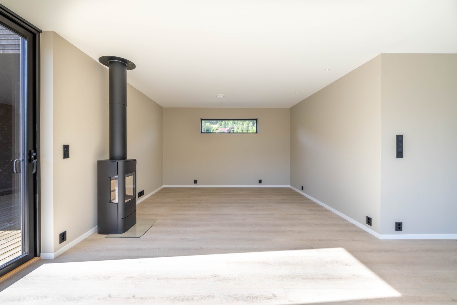 Stua er romsleg med alternative måtar å møblere på. I denne delen ligg det til rette for ein koseleg TV-krok. Galleribilde