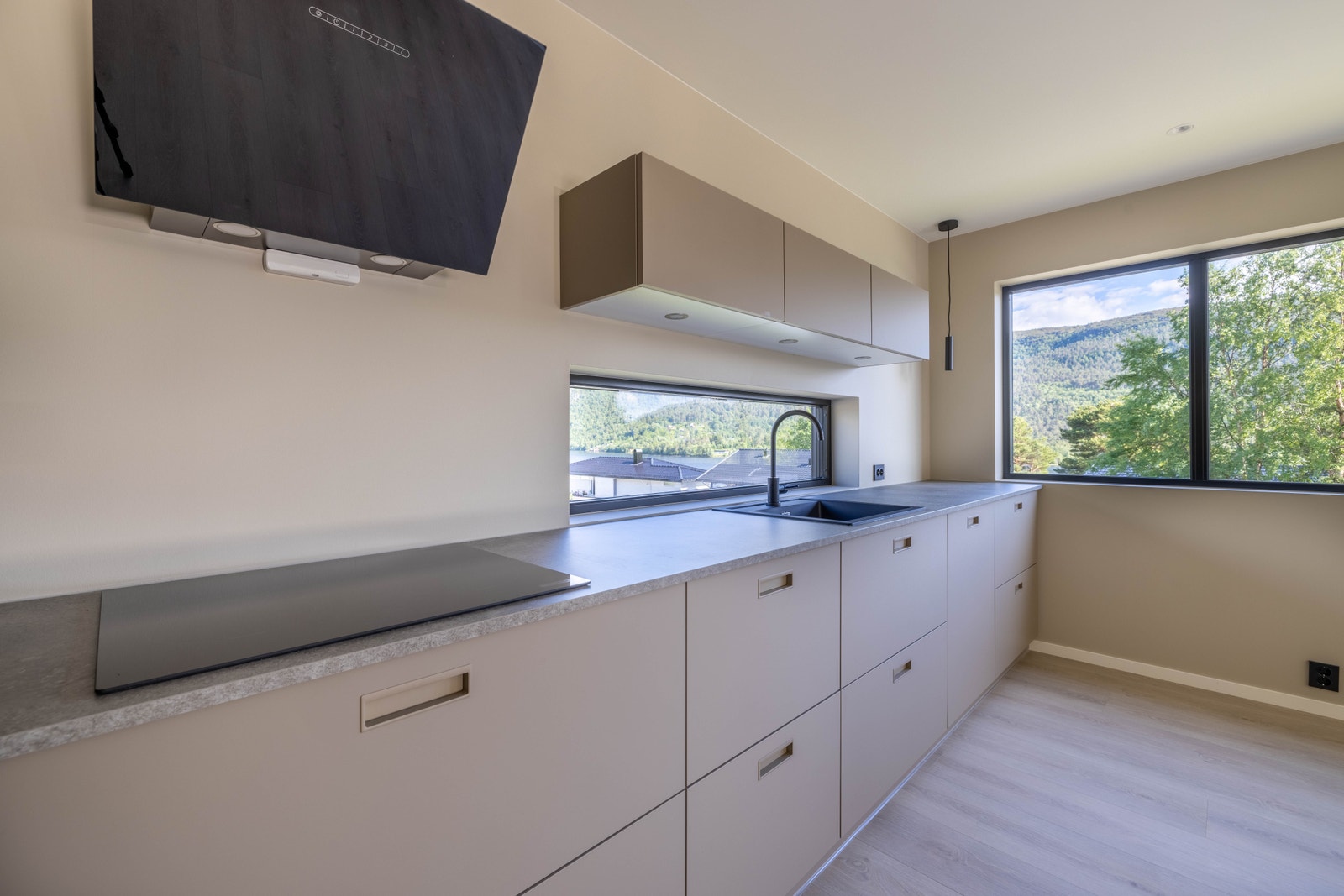 Rikeleg med benkeplass og gode arbeidsflater. Benkeplate i laminat. Galleribilde