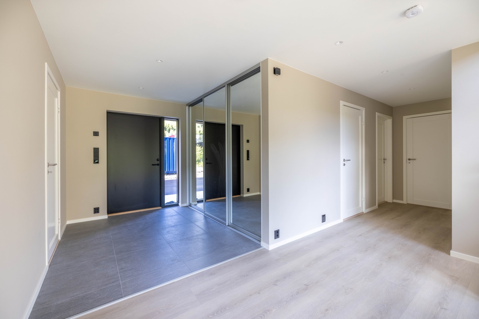 Lys og fin hall med flis/varmekablar i ytre del. Bustaden er innbydande, og har eit moderne fargeval på overflater Galleribilde