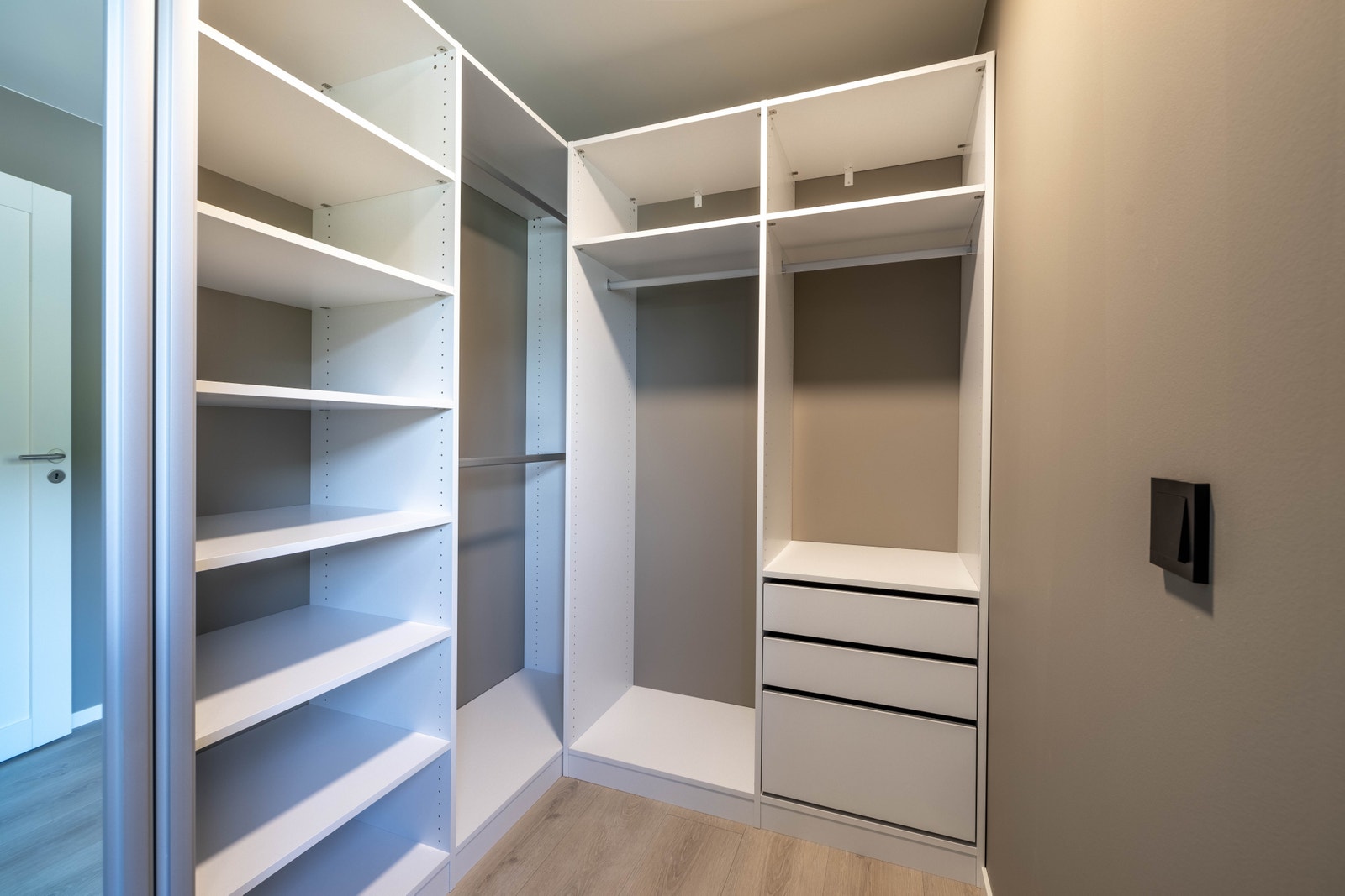 Bilde av innreiing i walk-in garderoben. Galleribilde