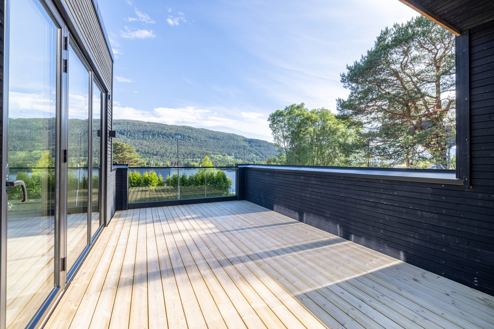 Triveleg og usjenert terrasse med god størrelse. Terrasse/hagestue har eit areal på heile 27,7m². Galleribilde