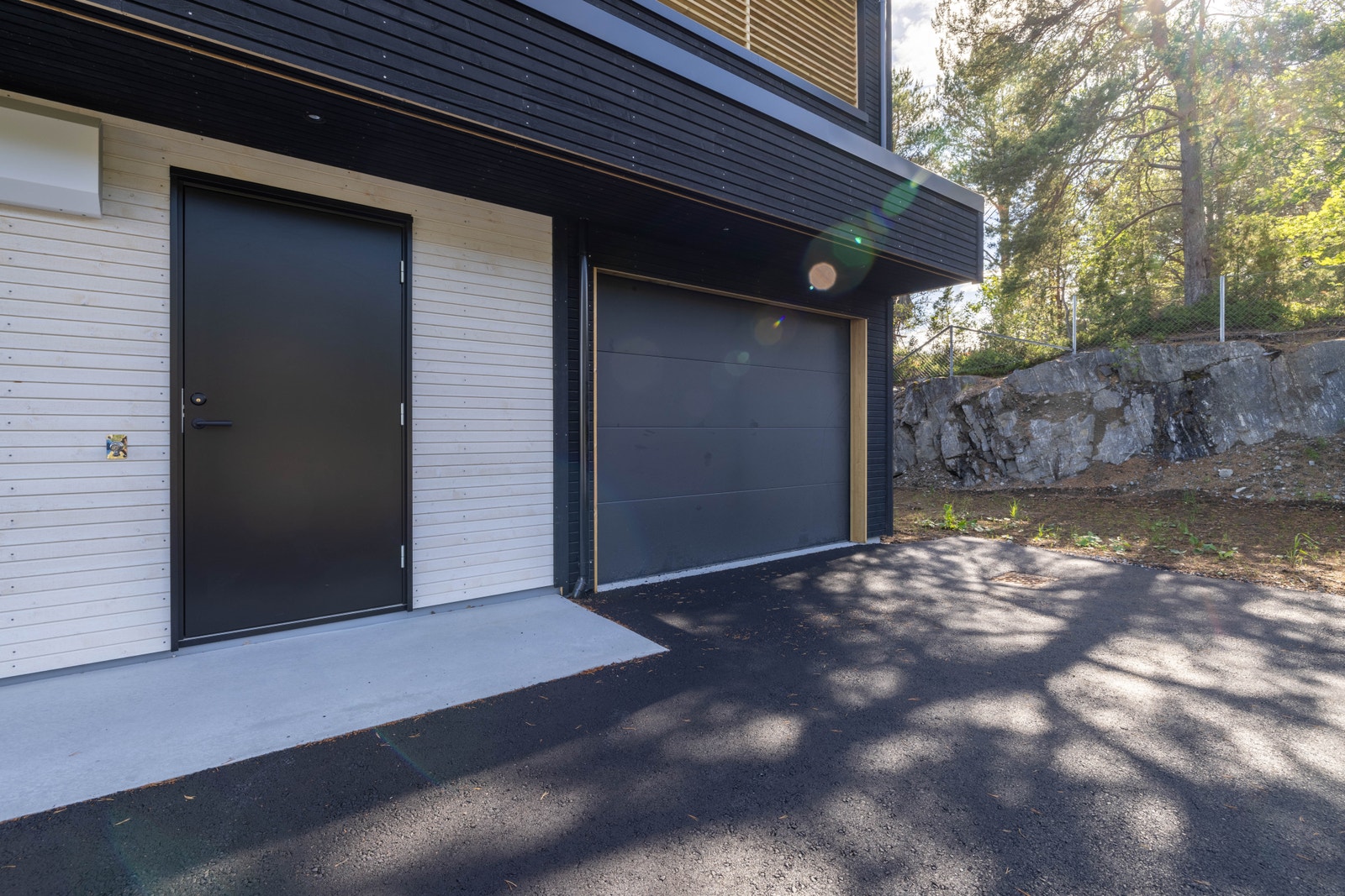 Støypt platt ved inngangsparti. Eigen inngang til vaskerom, og garasjeport med elektrisk portopnar. Galleribilde