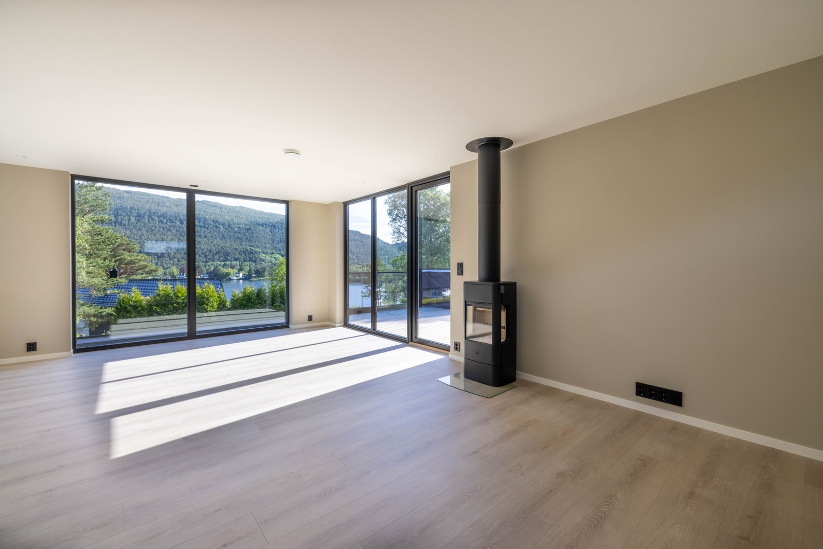 Stua har god plass til sofagruppe og ønska møblering. Vedovn sørger for ekstra varme på kalde vinterdagar. Galleribilde