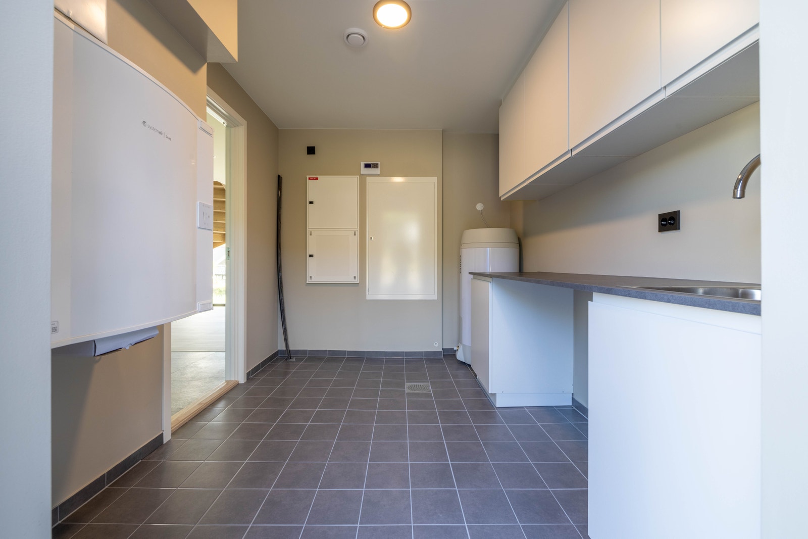 Vaskerom har flis på golv. Dei tekniske installasjonane finn du også her. Galleribilde