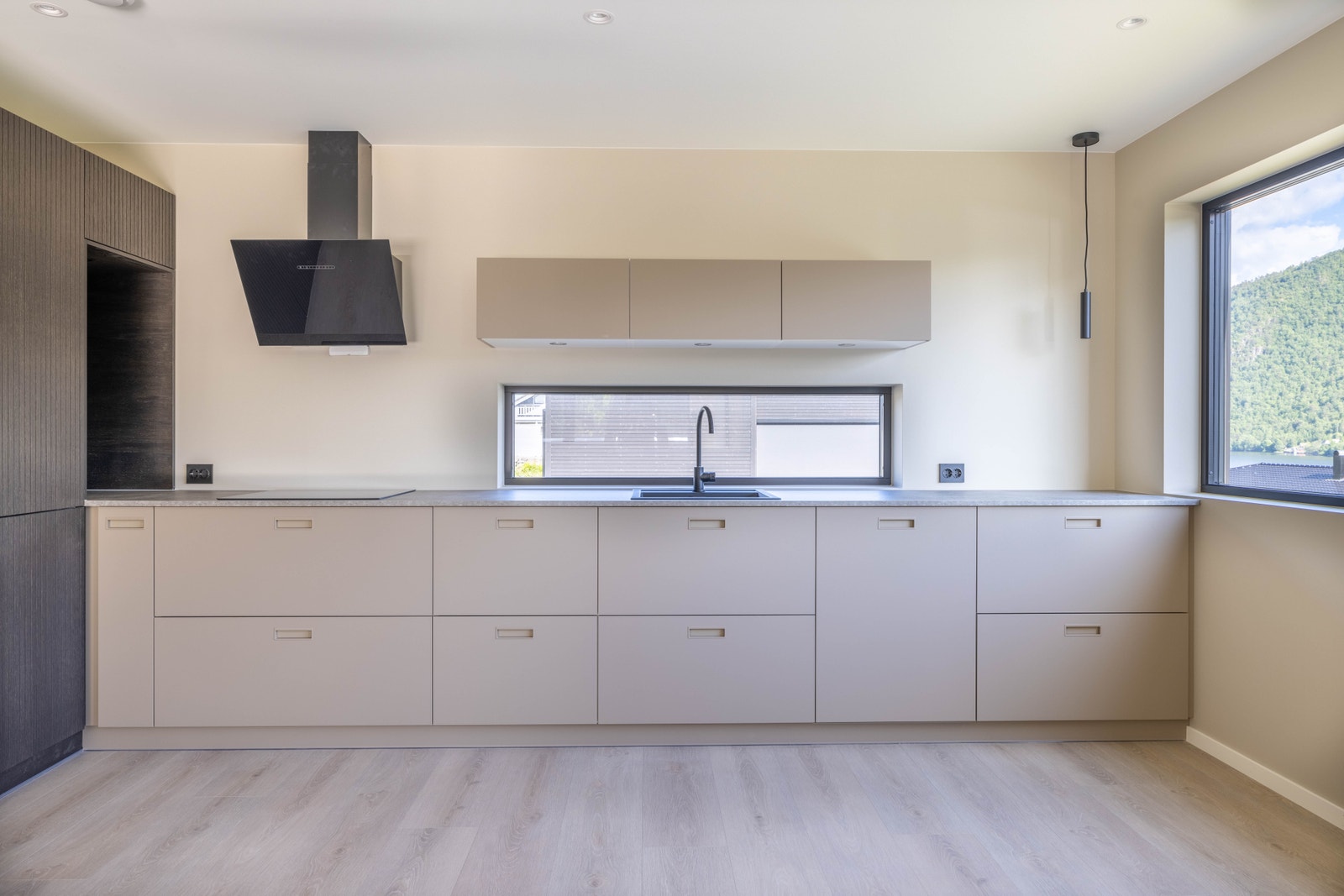 Vindu over kjøkkenbenk gir godt arbeidslys og fint lys i rommet. Galleribilde