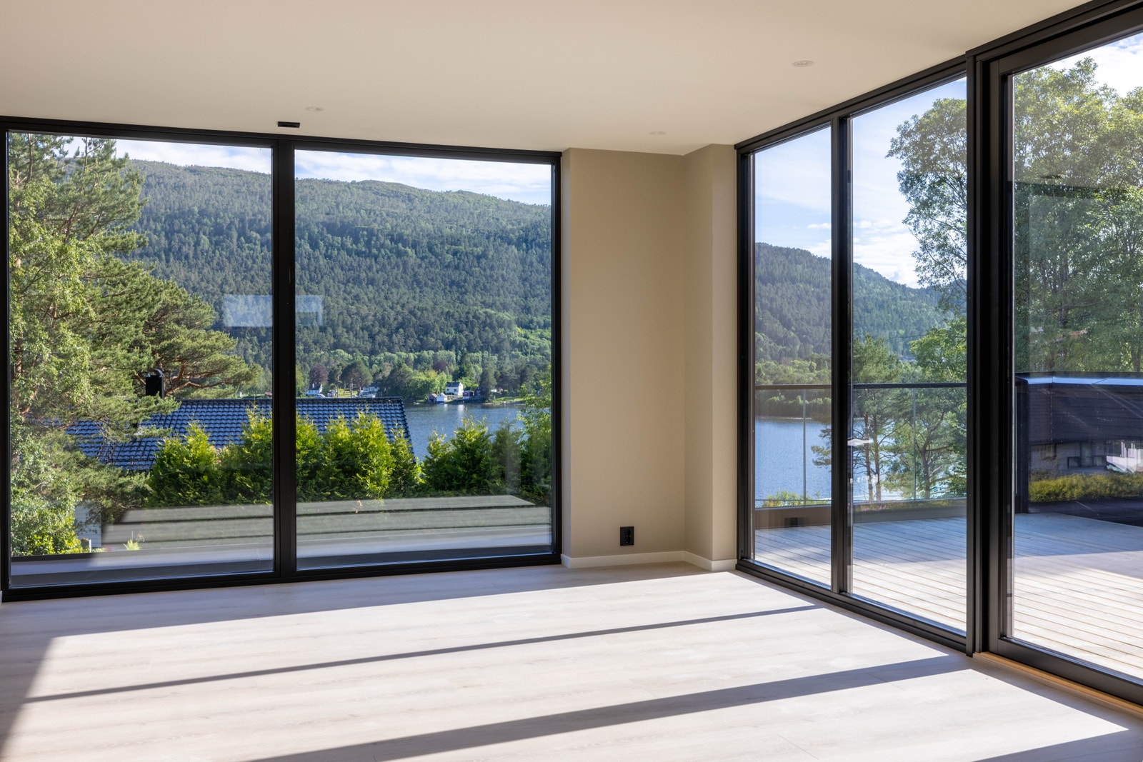 Nyt utsikta! Store vindu mot sør og vest gjer at utsikta verkeleg kjem til sin rett. Galleribilde