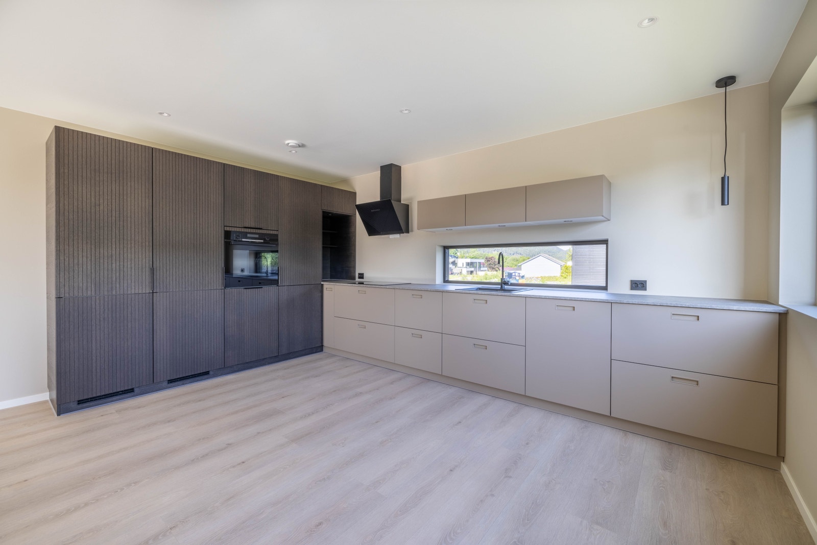 Lekkert og påkosta kjøkken frå Kvik med integrerte kvitevarer frå Zanussi og Bosch. Galleribilde