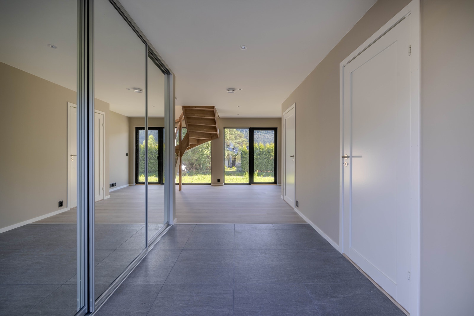Skyvedørsgarderobe i hall med god plass til yttertøy, sko og anna oppbevaring. Galleribilde