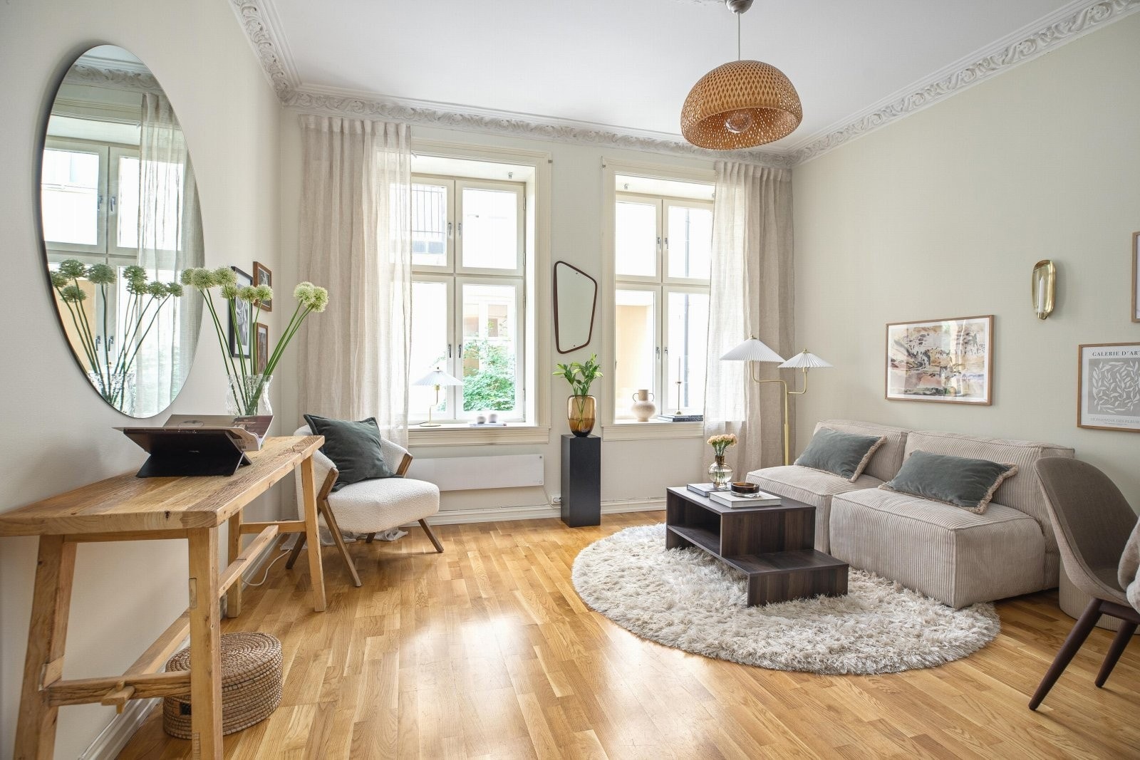 Luftig stue med god plass til stor hjørnesof (har kommet etter bildet ble tatt) og spisebord Galleribilde