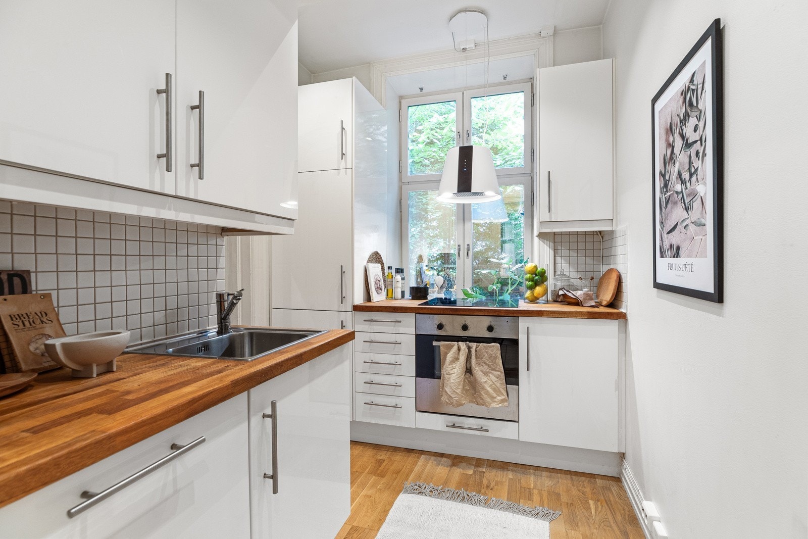 Separat kjøkken med moderne innredning fra 2010. Kjøkkenbenken har blitt pusset ned og hvitoljet. Galleribilde