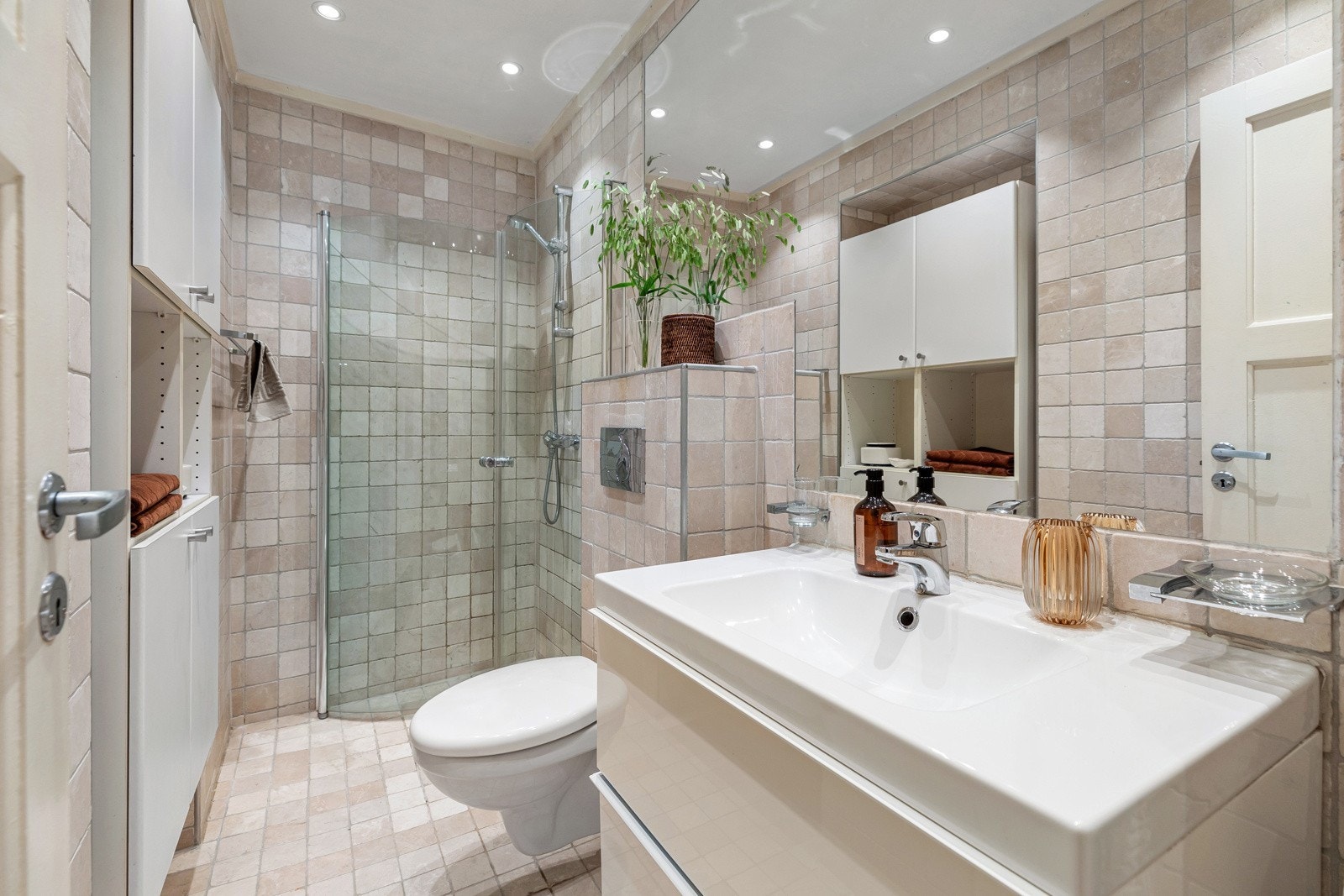 Flislagt bad med Botticino marmorfliser med varmekabler i gulv. Badet ble pusset opp i 2010 Galleribilde