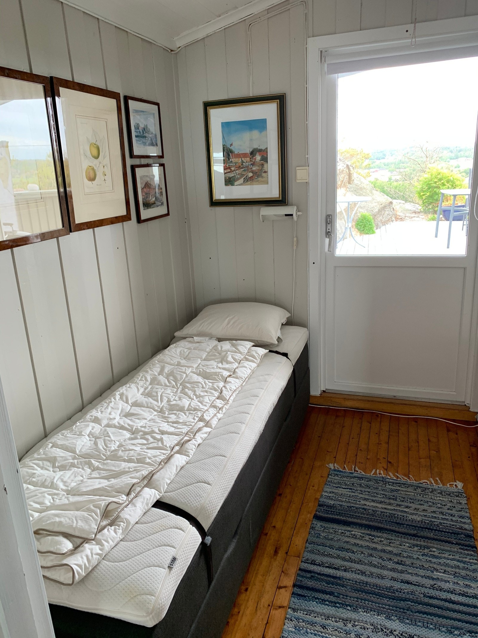 Soverom 2 med utgang til uteplass mot nord Galleribilde