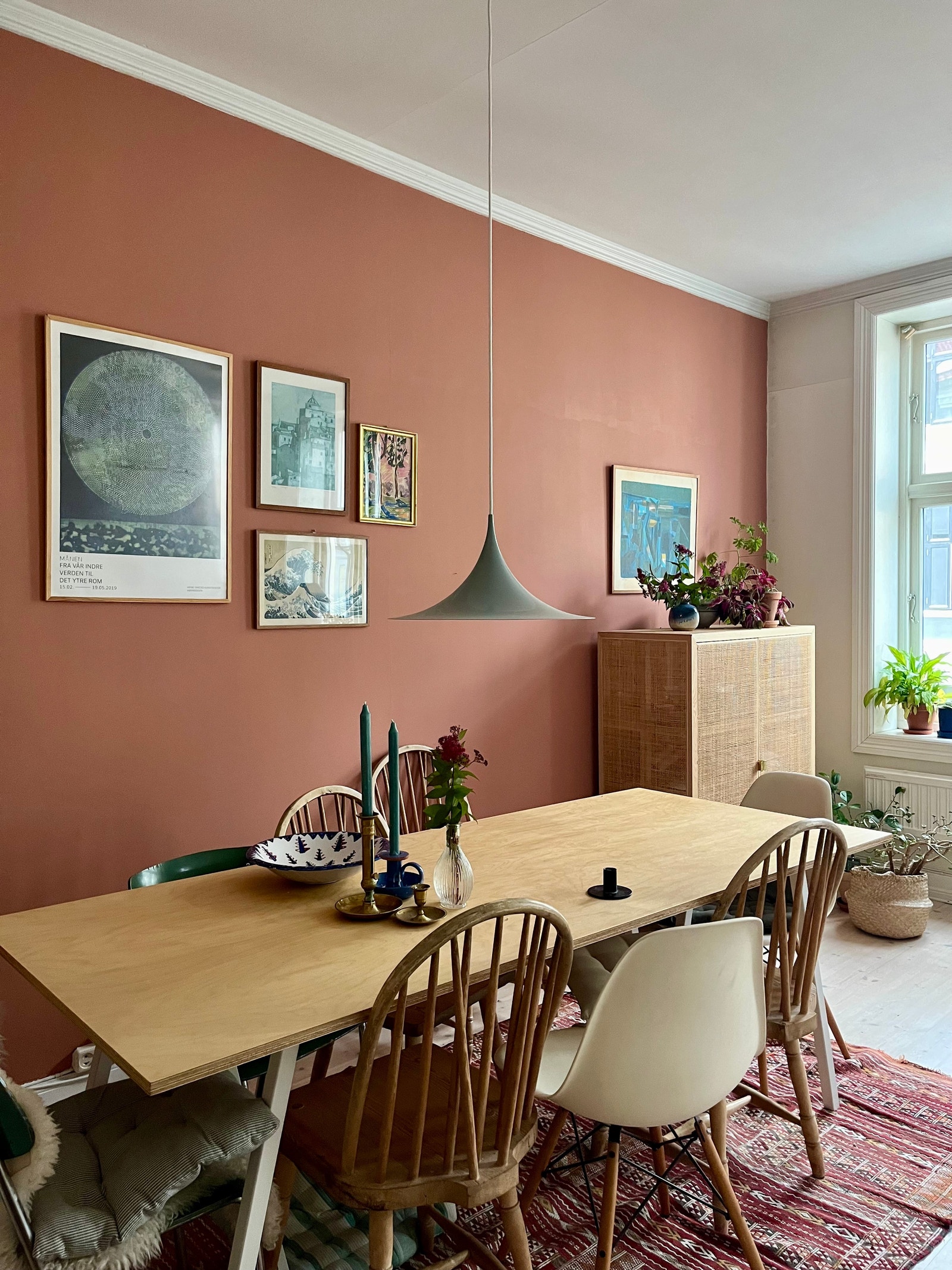 Romslig spisebord Galleribilde