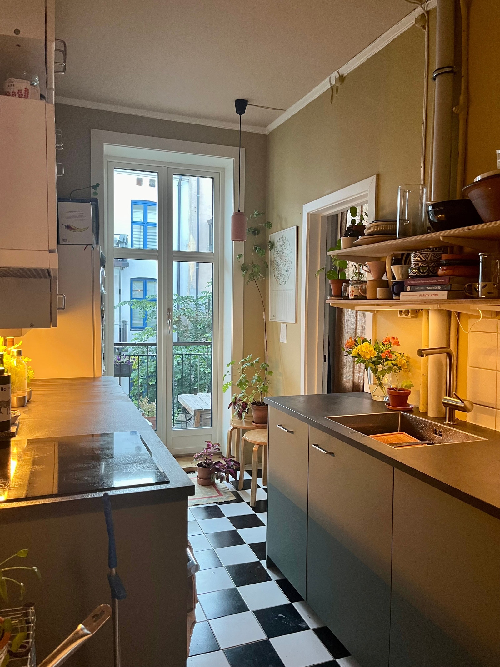 Kjøkken og utgang til balkong og soverom Galleribilde