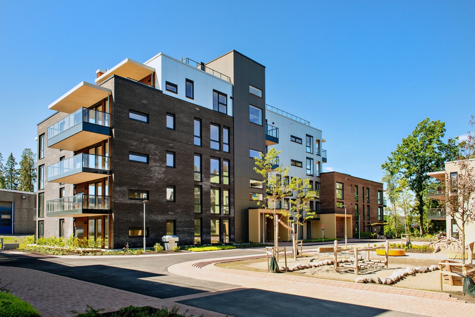 Brekketunet har et nydelig tun mellom husene med lekeplass. Galleribilde