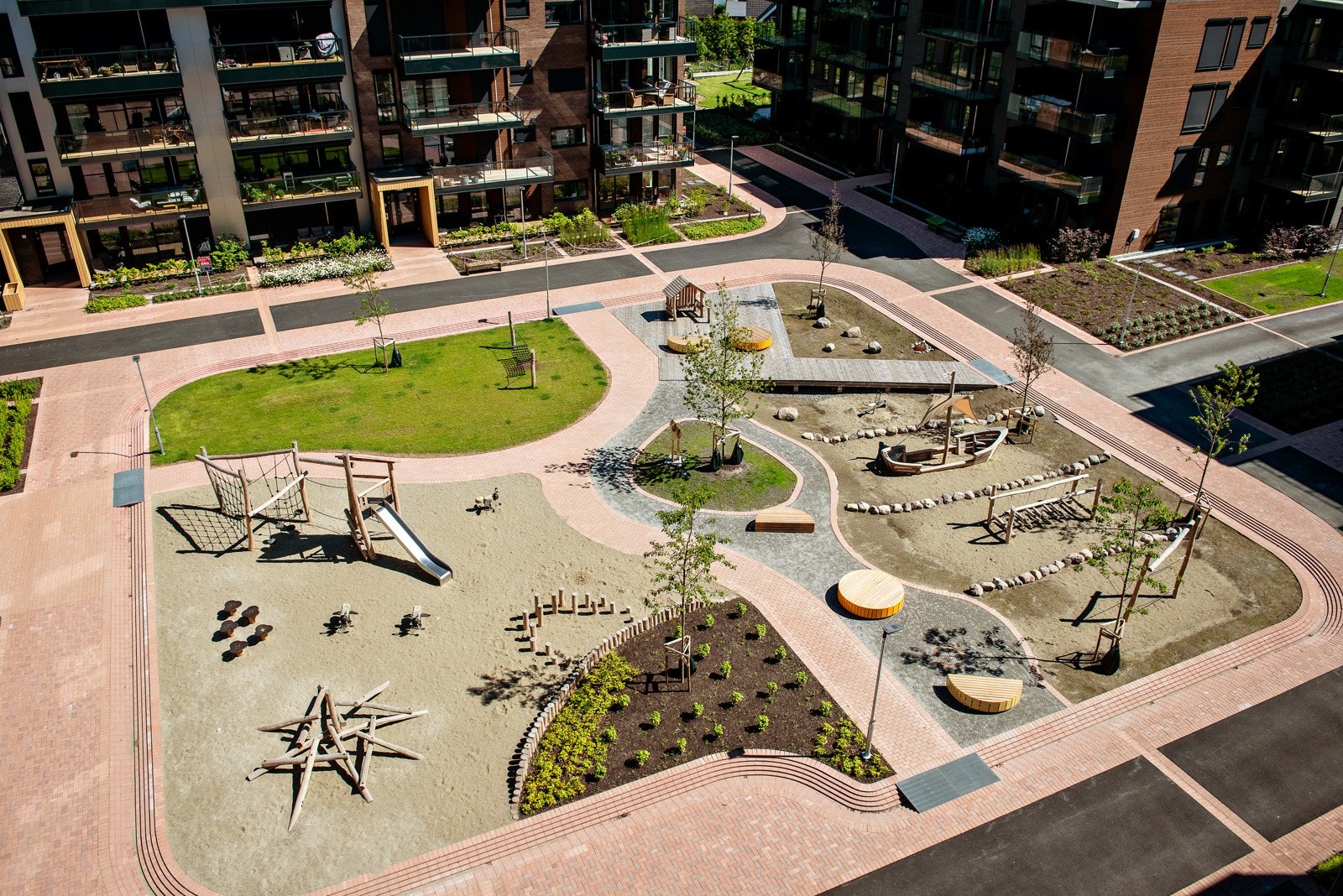 Flott lekeområde som ligger mellom blokkene. Galleribilde