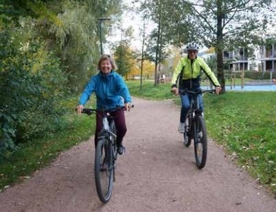 Fornøyde beboere: Mai Eli (71) og Dag (72) flyttet fra Lierskogen til Pålsøya Park. De synes det er fasinerende hvordan utbygger har klart å sørge for både utsikt til elv og natur Galleribilde