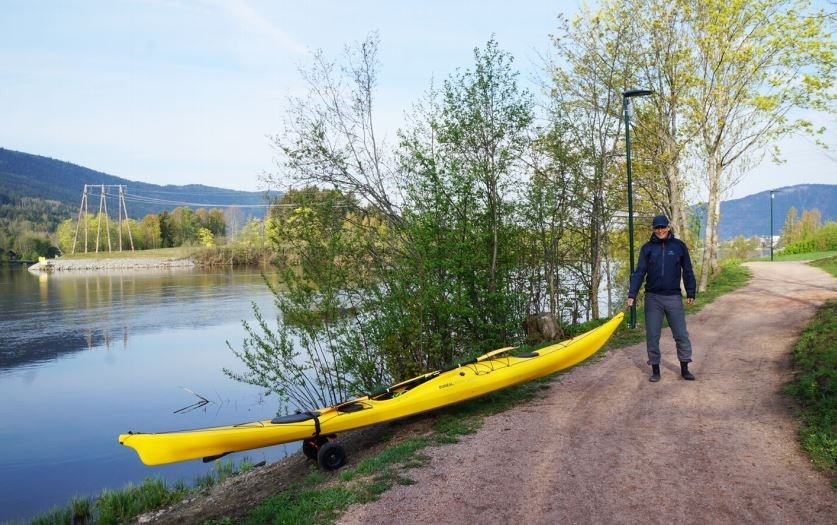 Fornøyde beboere: Sjeldent kø til jobben! De fornøyde beboerne Kjetil (58) og kona Trude (54) kommer fra enebolig på Smithestrøm. De er ofte ute med kajakken og når været tillater det padler Kjetil til jobben i byen Galleribilde