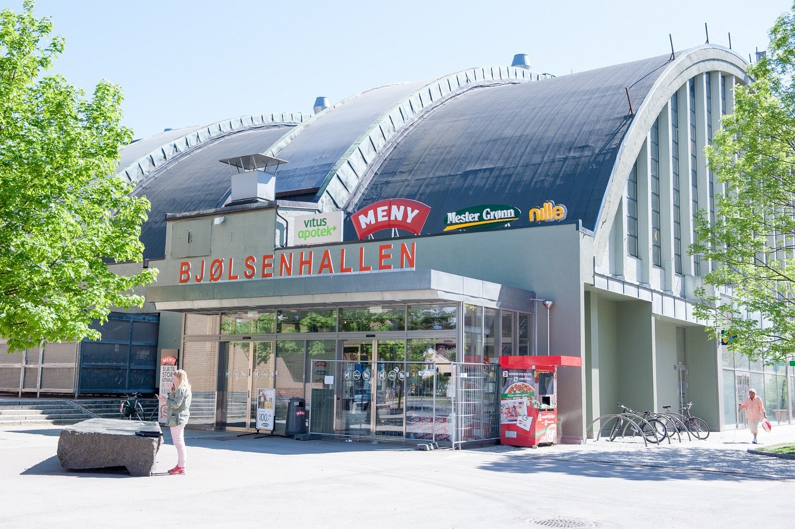 Bjølsenhallen med ulikt shoppingtilbud Galleribilde