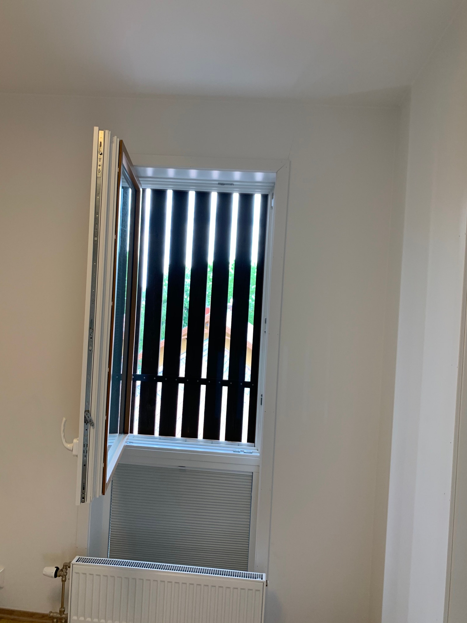 Soverom 1 - med utenvendig sjalusi styrt av fjernkontroll Galleribilde