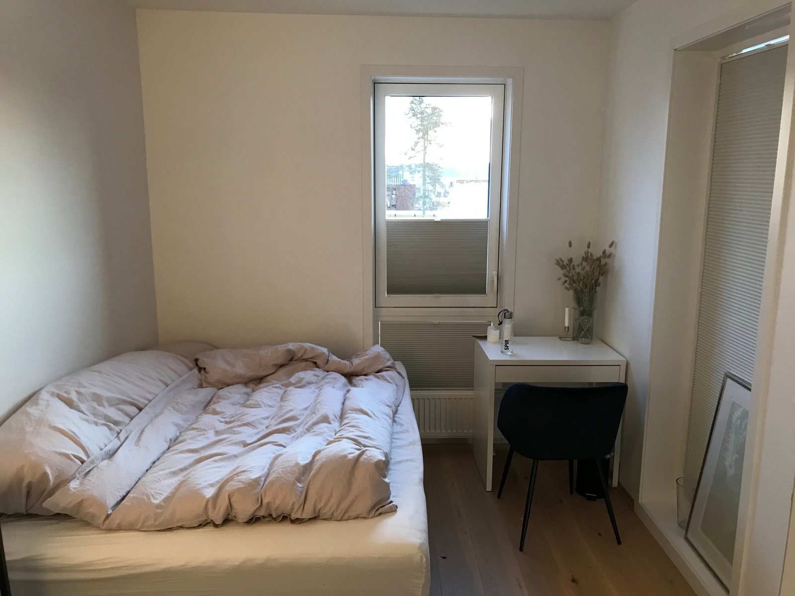 Soverom 1 - med trukket opp/ned plisendo Galleribilde