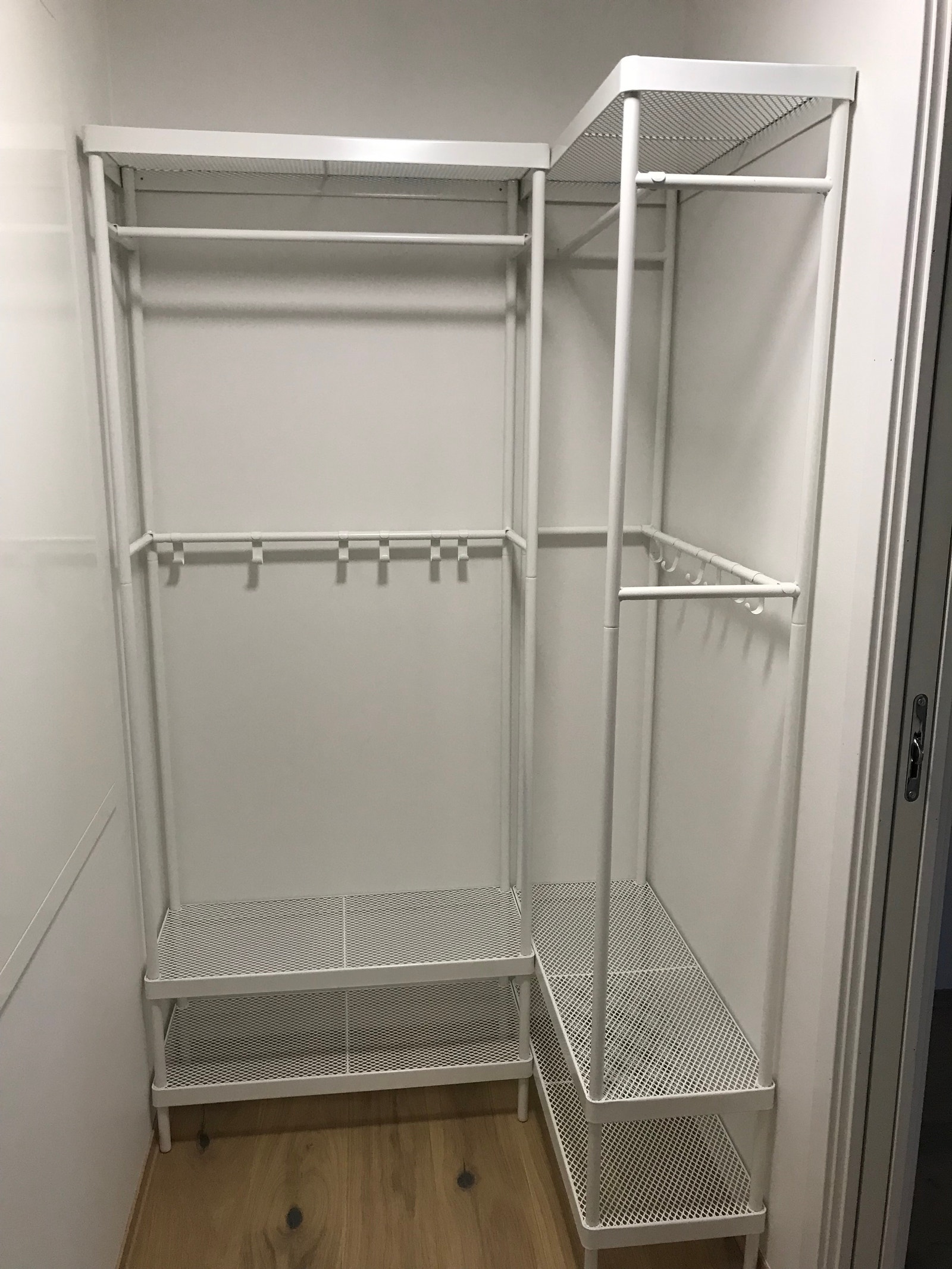 Soverom 1 Walking closet - - med 2 stk garderobe oppheng med skohylle Galleribilde