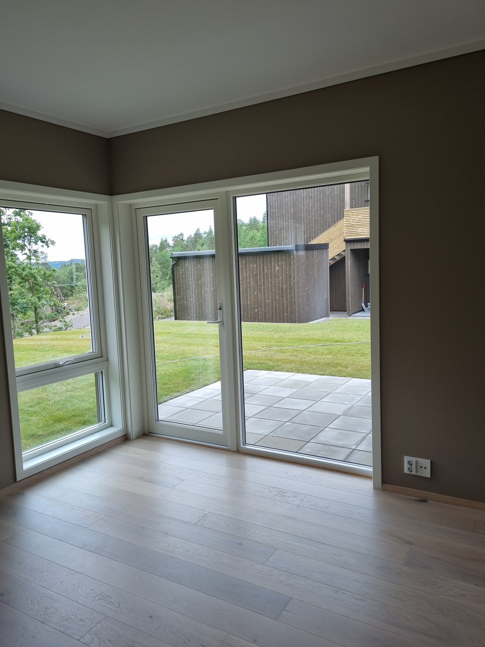 Stue med mye lys og direkte utgang til uteplass og hage. Galleribilde