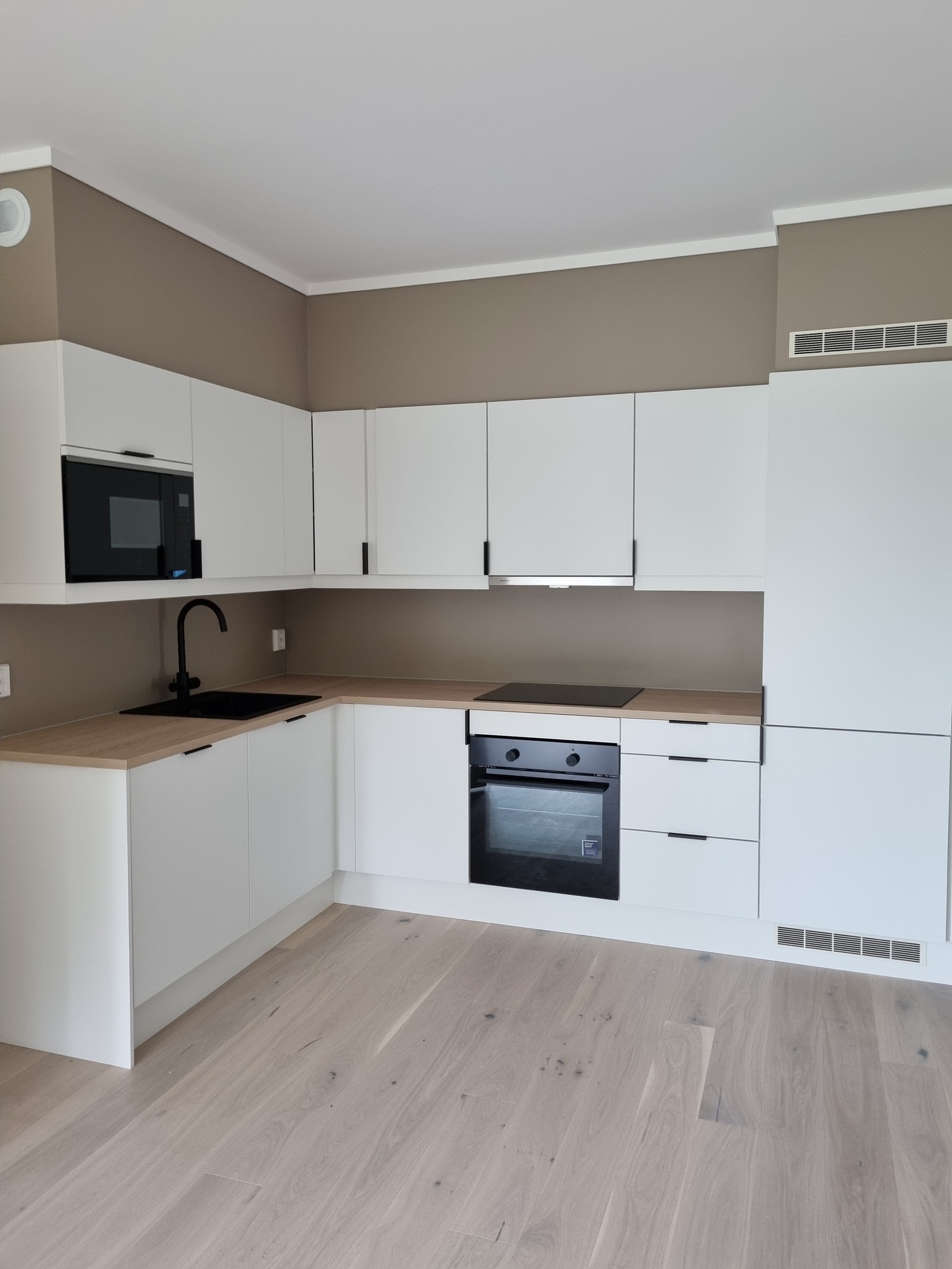 Kjøkken fra JKE med integrerte hvitevarer. Galleribilde