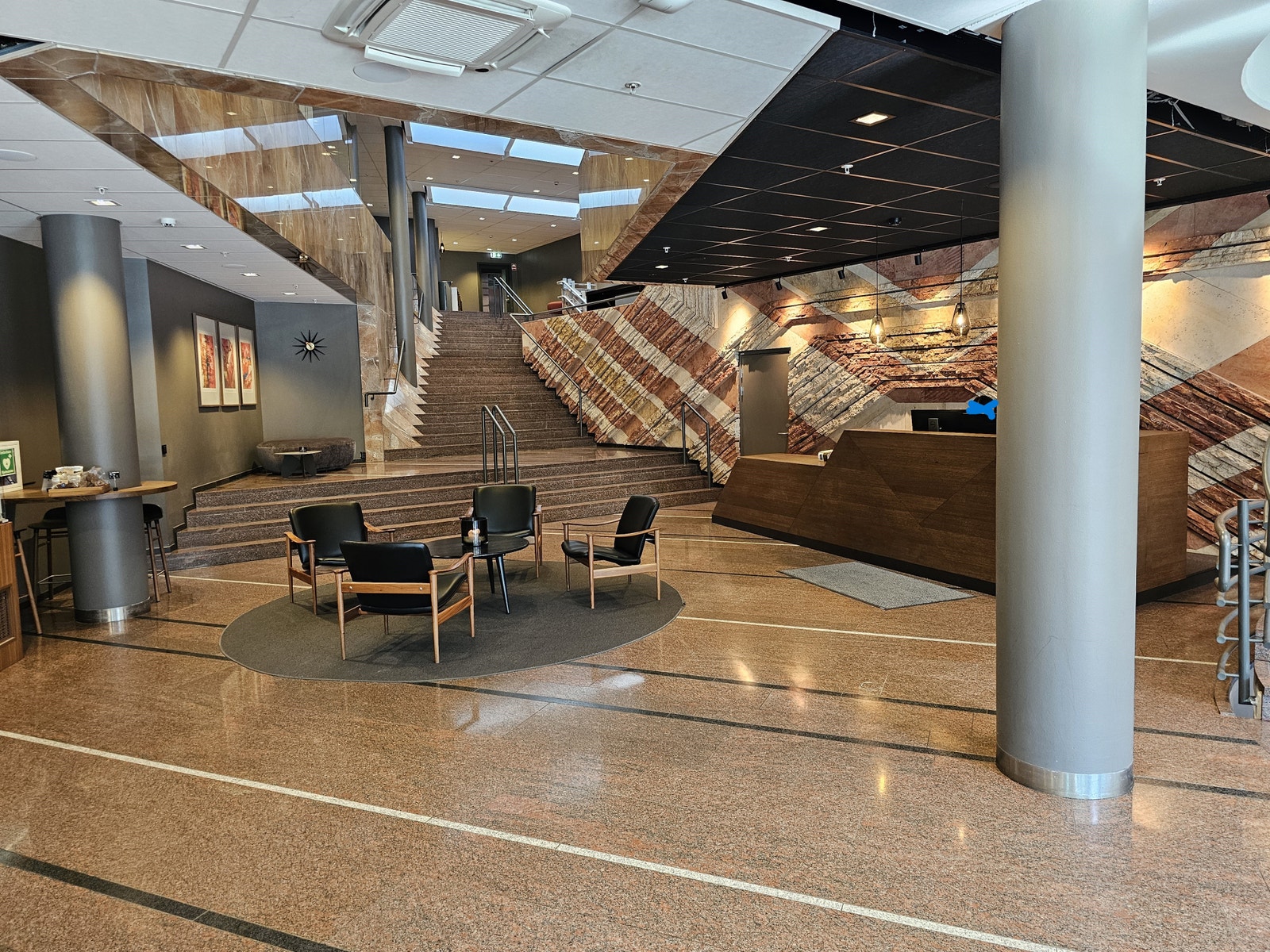 Felles betjent hovedresepsjon i første etasje i Wergelandsveien 1 for nr. 1 og 3. Galleribilde