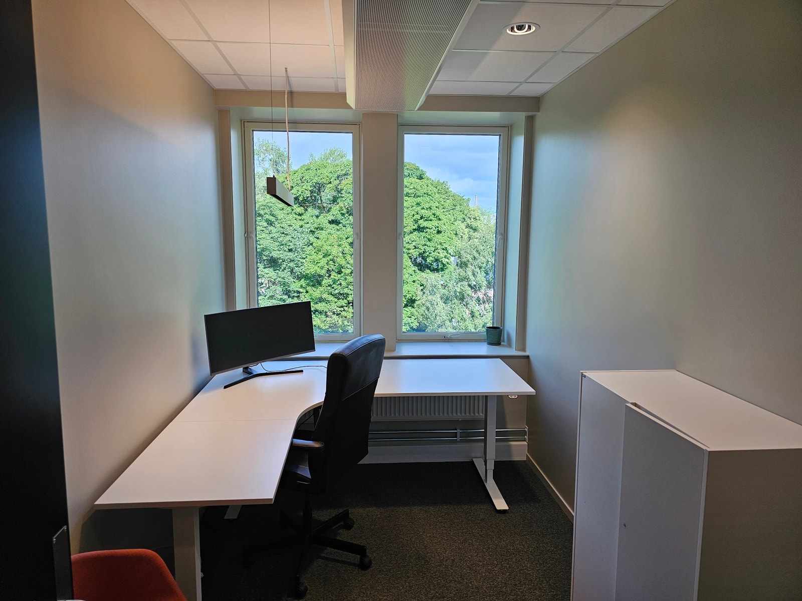 Eksempel på cellekontor. Det er også tilgjengelig et omtrent dobbelt så stor kontor innredet med tre kontorplasser og et omtrent tilsvarende rom innredet med to kontorplasser. Skrivebordet på bildet er to meter i begge retninger. Galleribilde
