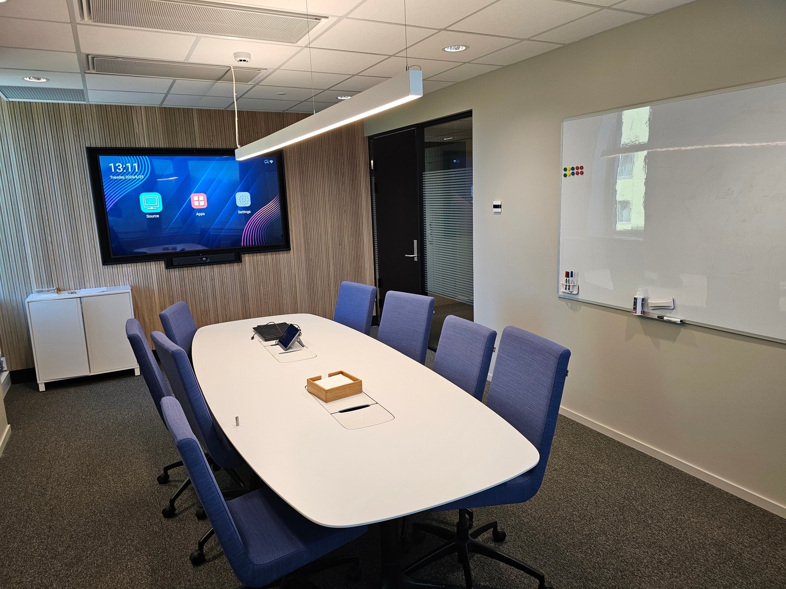 Advokatfirmaet Novas møterom i niende etasje. Rommet har utsikt mot Slottsparken. Man har i tillegg tilgang til flere møterom av varierende størrelse både i Wergelandsveien 3 og 1, samt et auditorium. Galleribilde