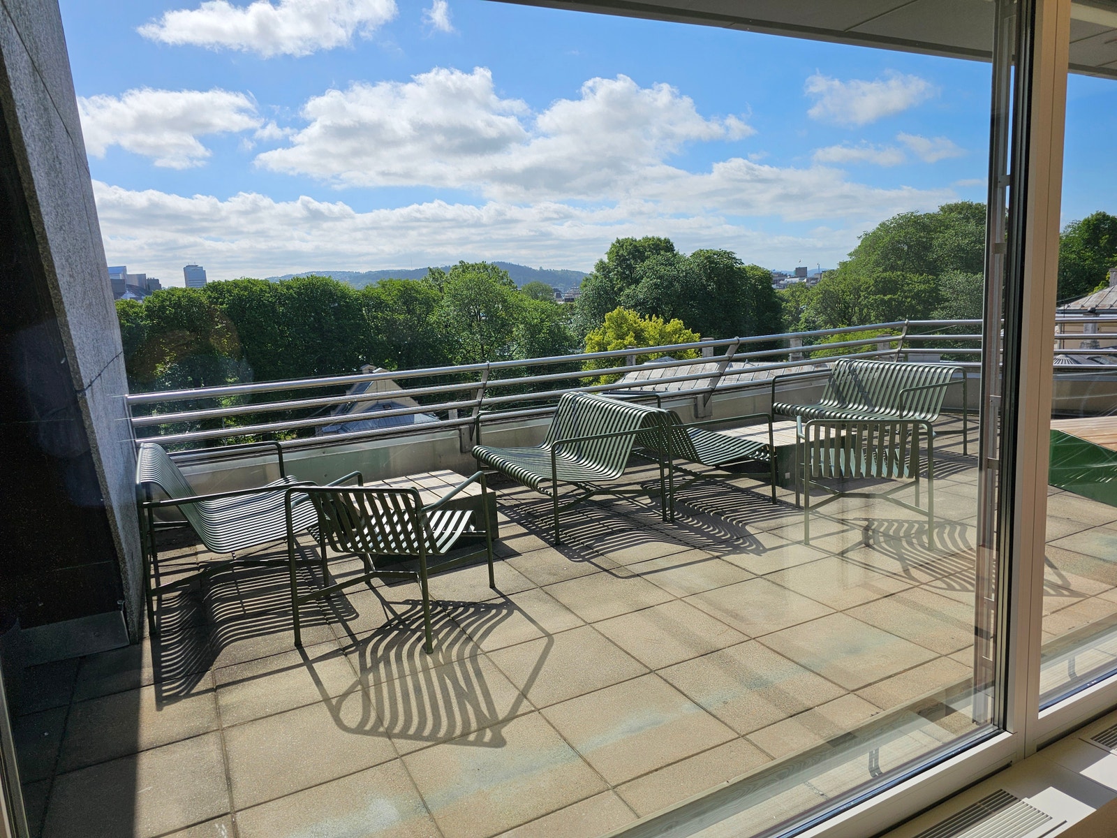 En av to takterrasser i forbindelse med kantinen. Galleribilde