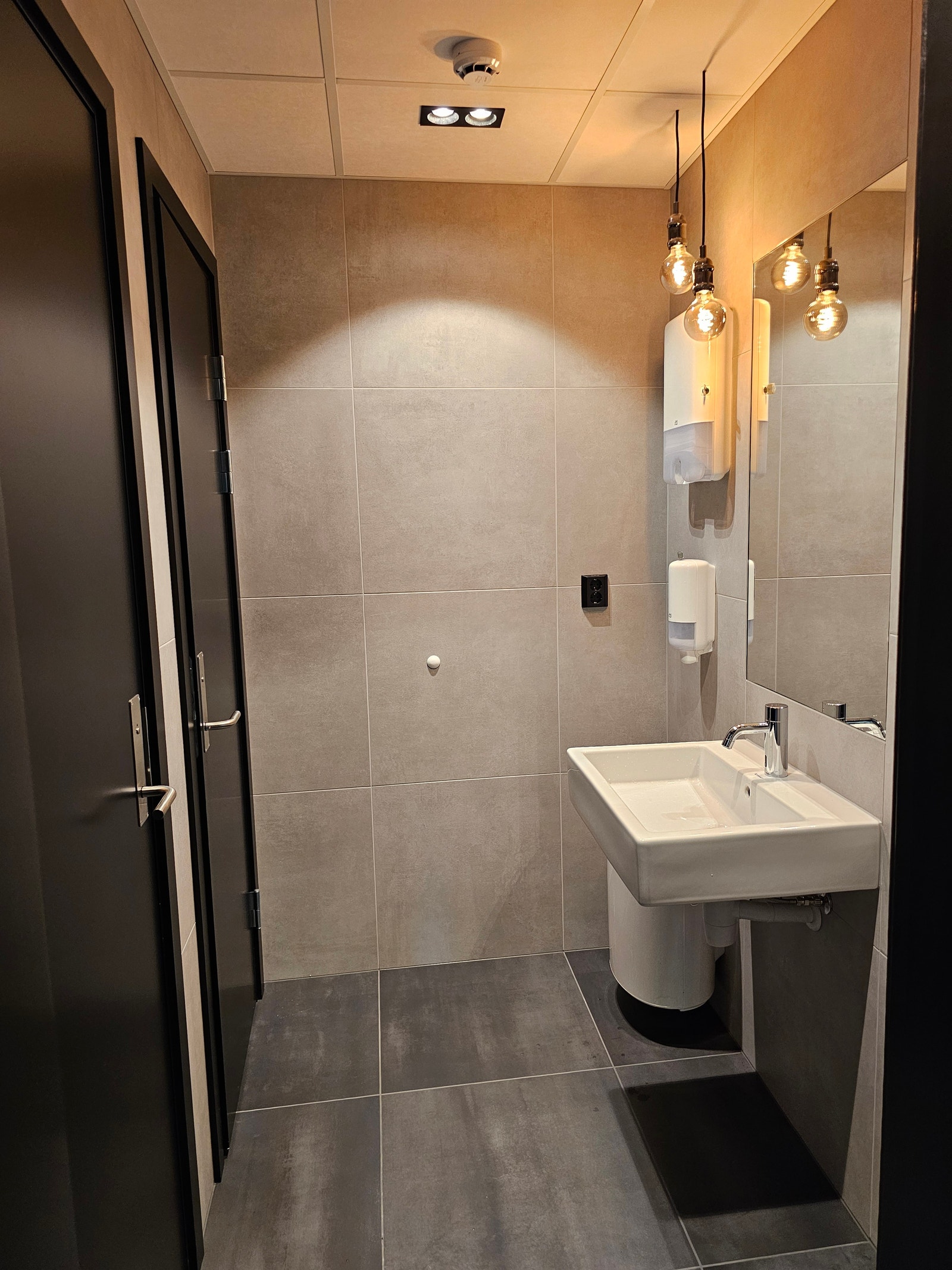 Nyrenovert toalett i 9. etasje, hvor det også er et større universelt utformet toalett med samme innredningsstandard. Galleribilde