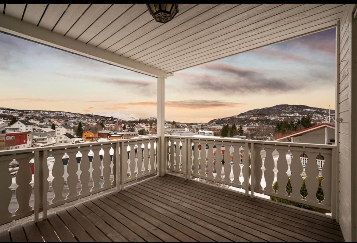 Balkong, i tilleg uteplass på plen Galleribilde