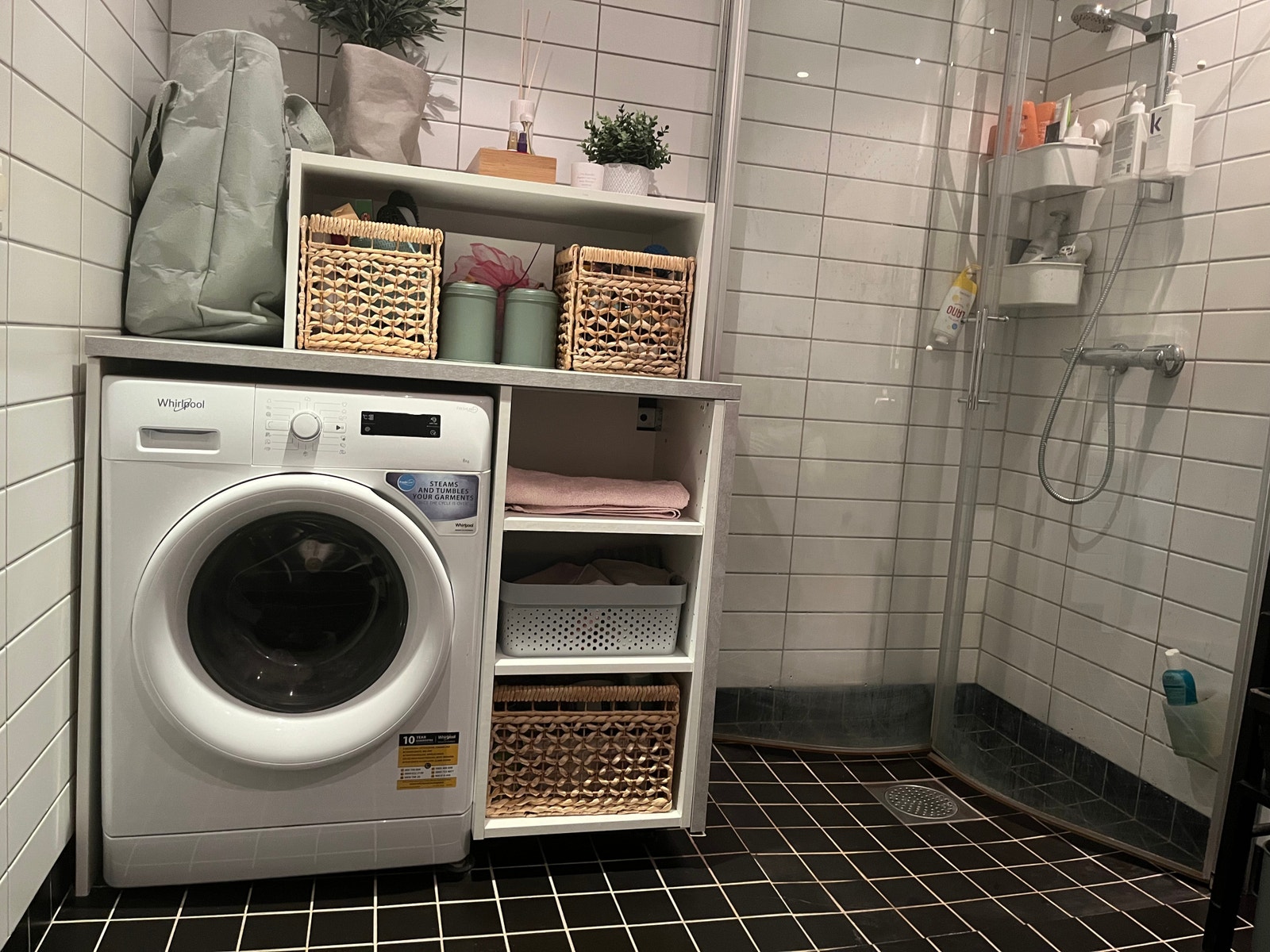 Bad med vaskemaskin Galleribilde