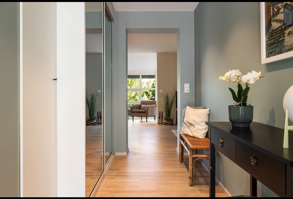 Fin entre med garderobe. Galleribilde