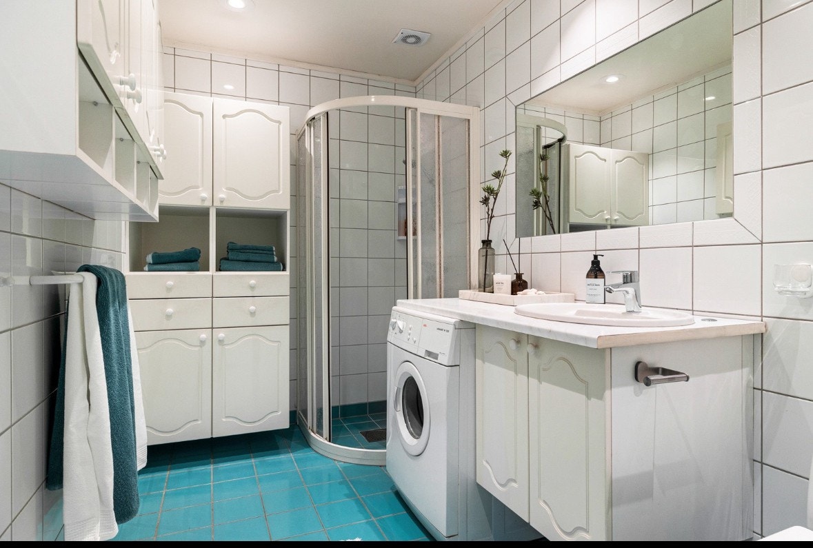 Bad med vaskemaskin Galleribilde