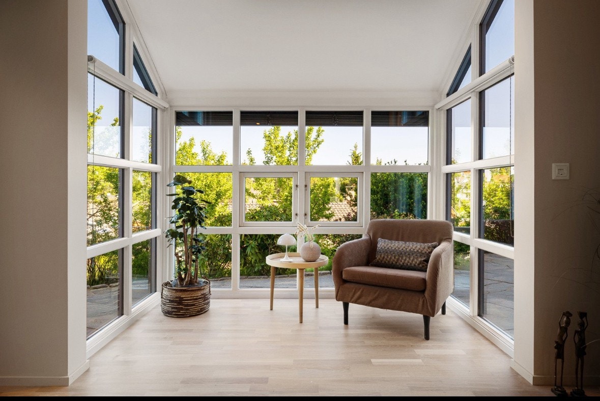 Lys og fint karnapp med flott utsikt. Galleribilde