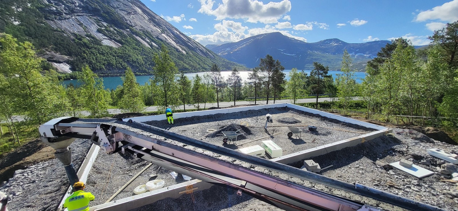 Bygginga av tomannsbolig i Askveien i Straumen er startet. Her er en vakker utsikt fra boligen. Galleribilde