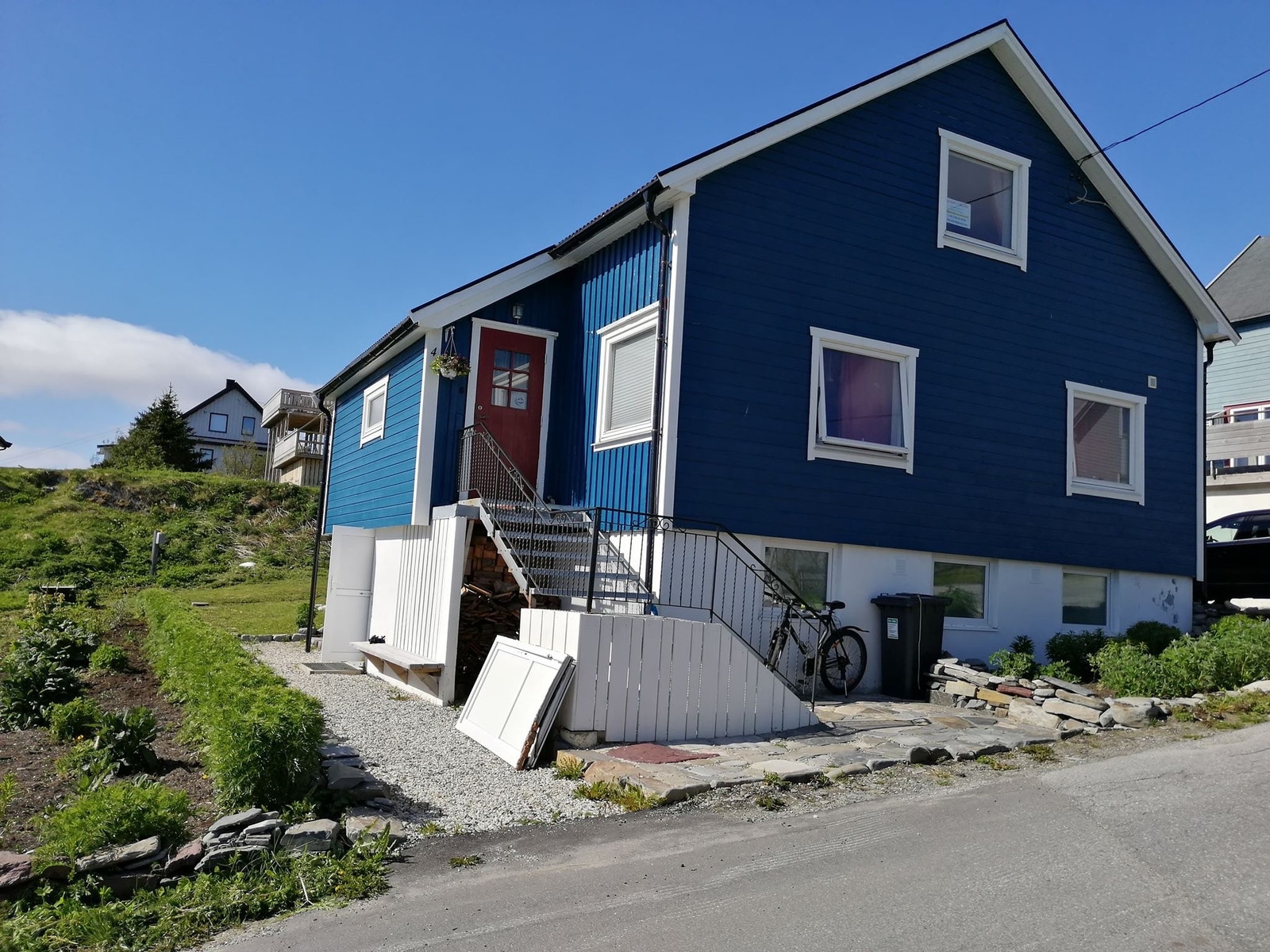 View from street to the house Galleribilde