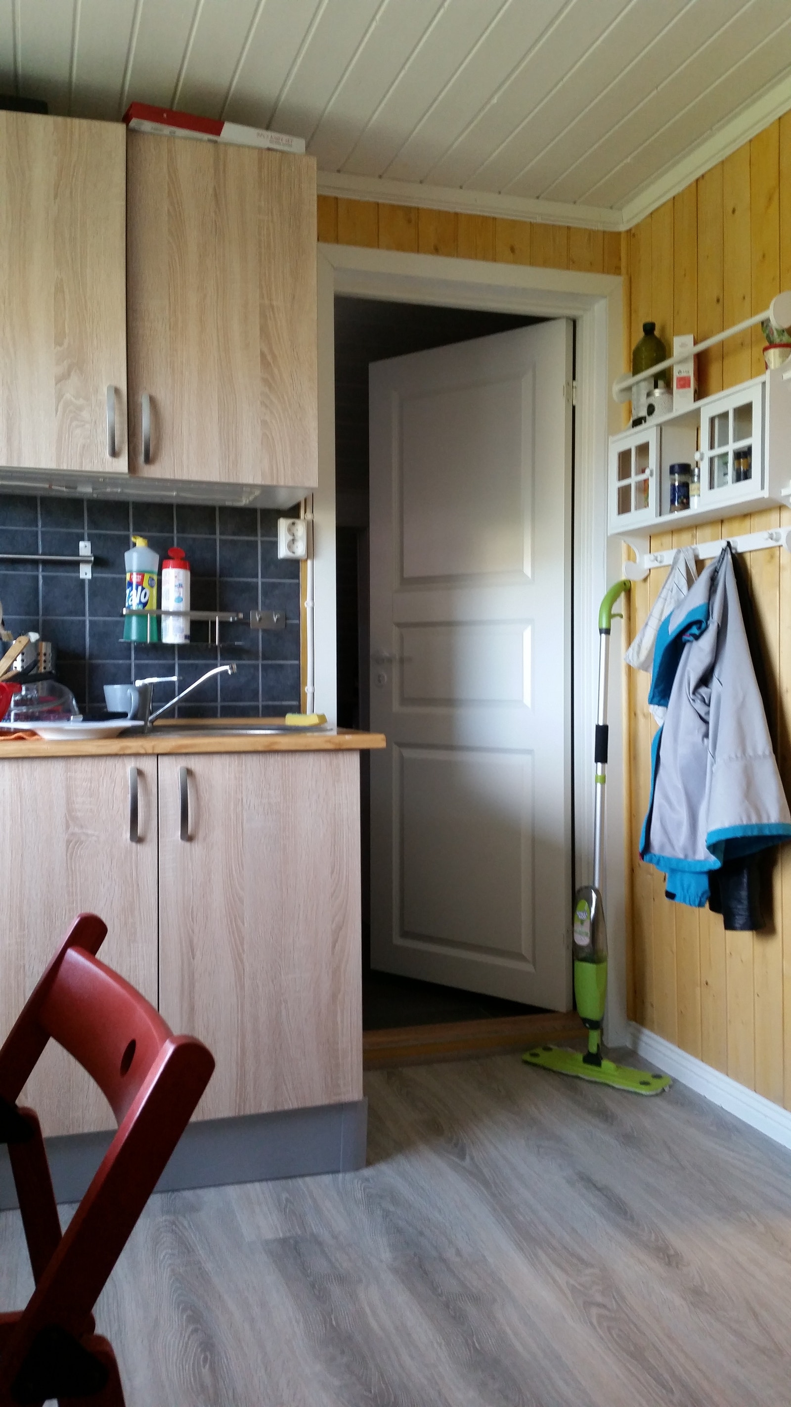 2. floor kitchen and door to bathroom Galleribilde