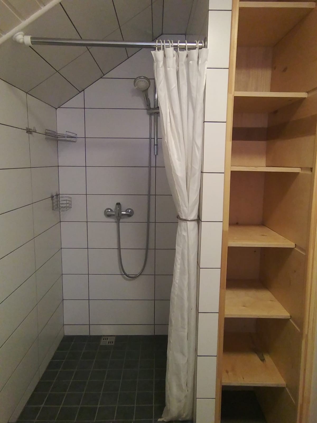 2. floor bathroom shower Galleribilde