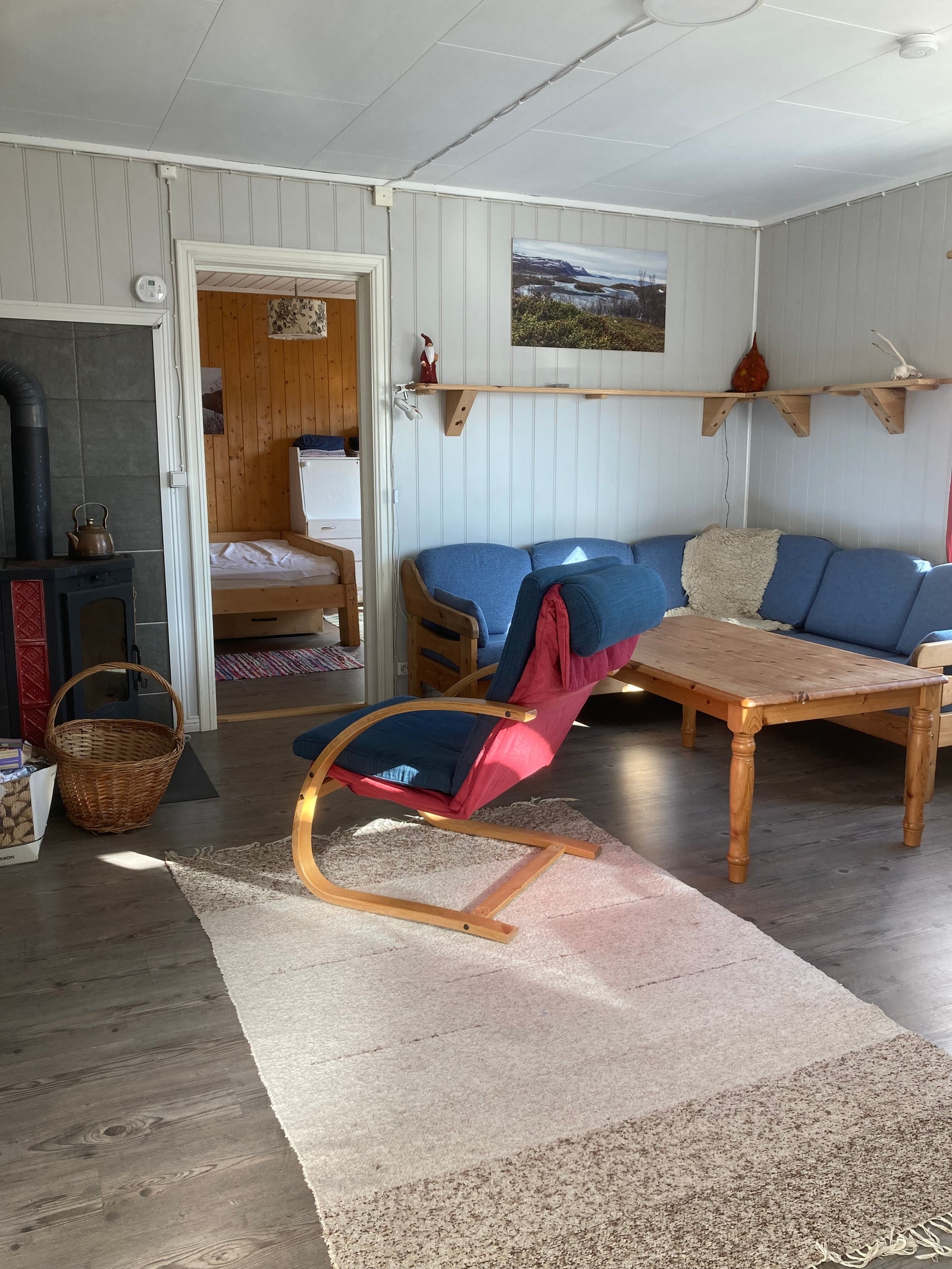 1. floor living room sitting sofa and door to sleeping room Galleribilde