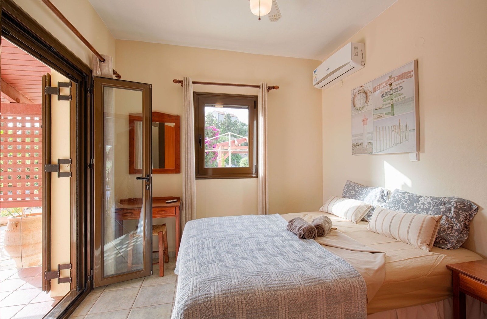 Soverom 1 med dobbeltseng og balkongdør Galleribilde