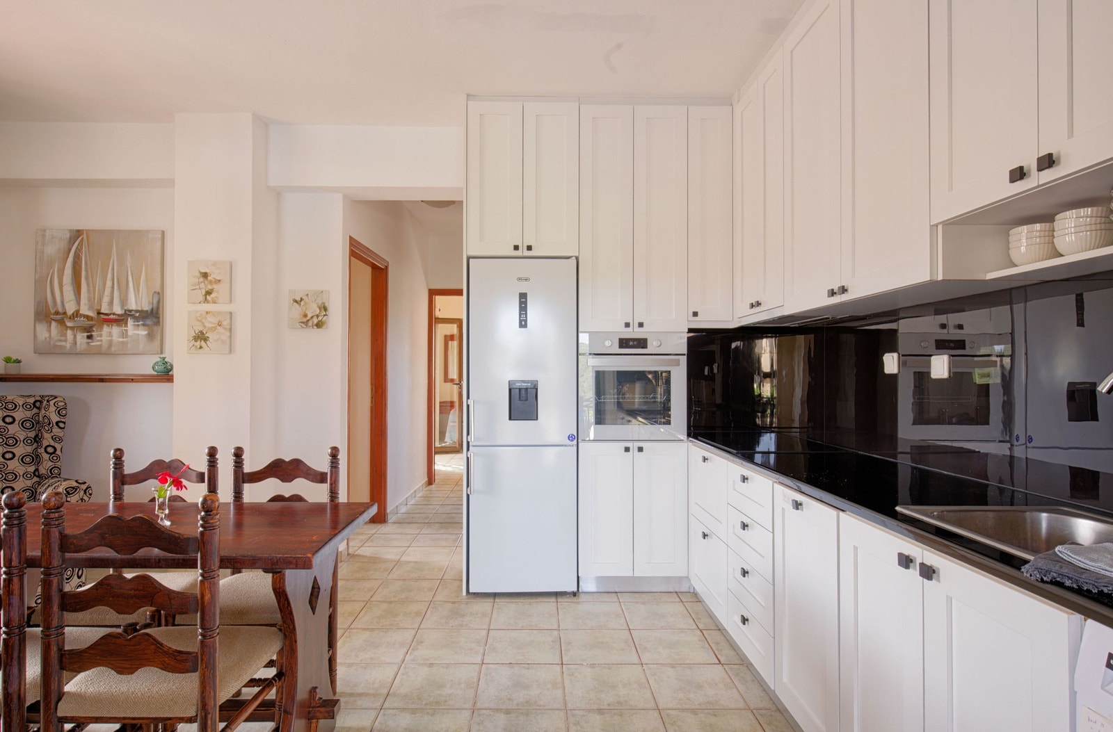 Moderne kjøkken med spiseplass Galleribilde