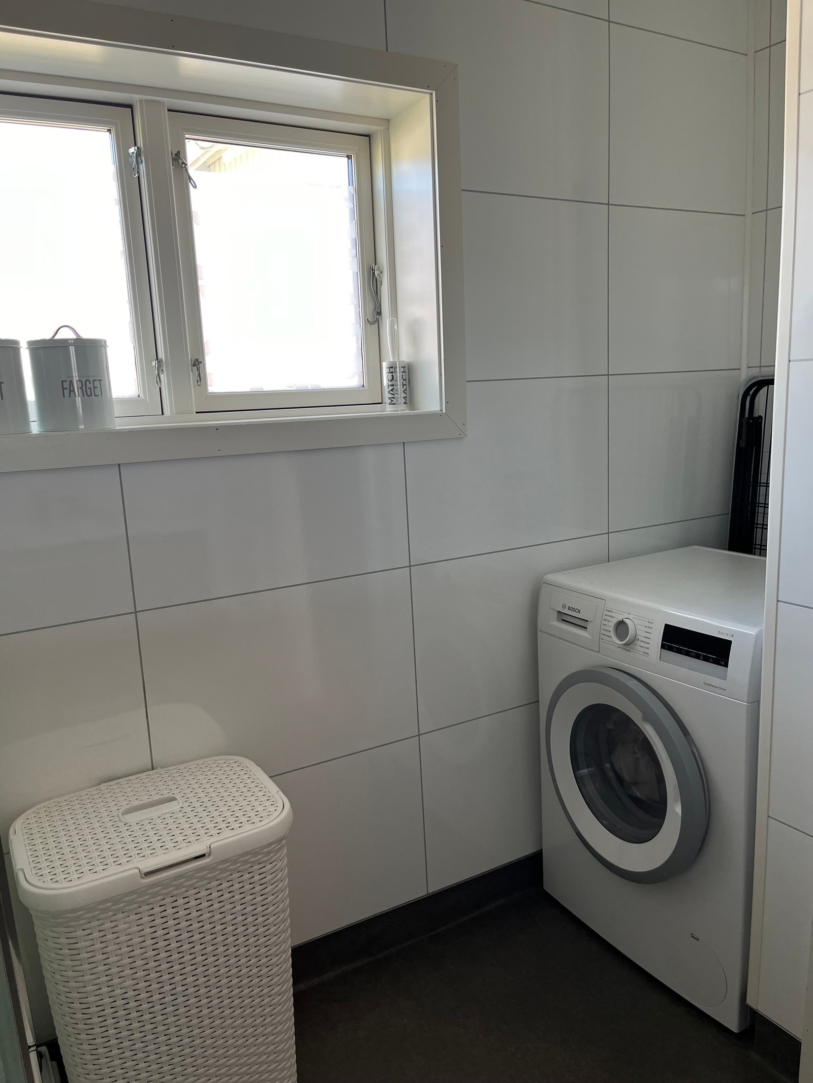 Bad med nisje til vaskemaskin Galleribilde