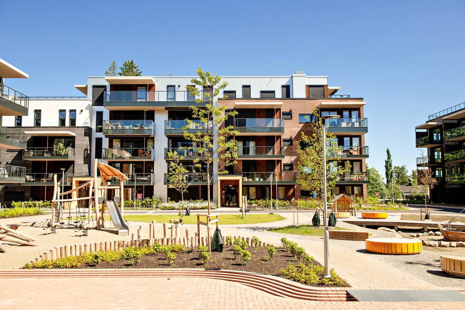 Mellom alle blokkene ligger det et romslig fellesområde med lekeplass. Galleribilde