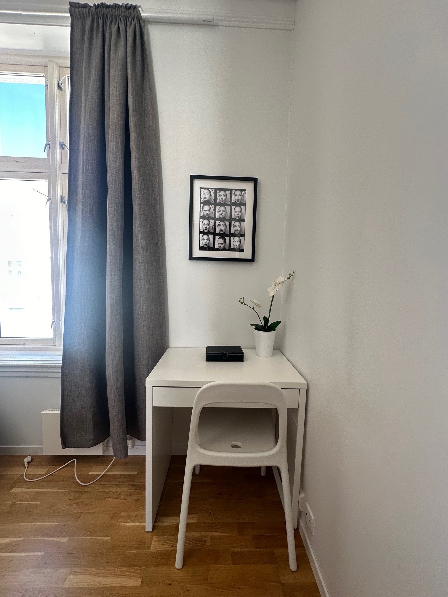 Rom 25 med skrivebord Galleribilde